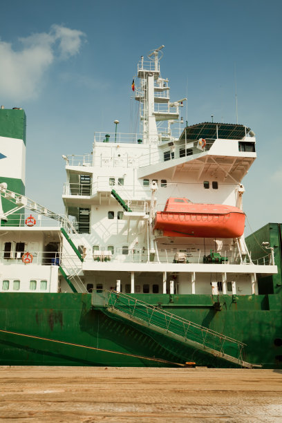 根特港的一艘大型货船图片下载