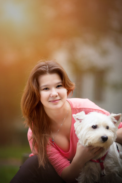 美丽的少女与狗。图片下载