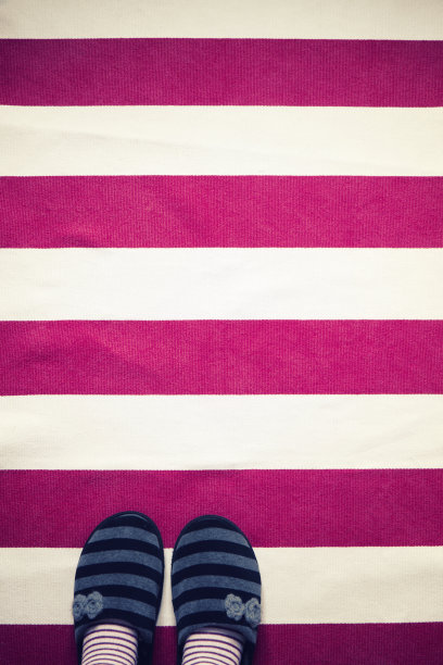 条纹地毯上的条纹拖鞋图片下载