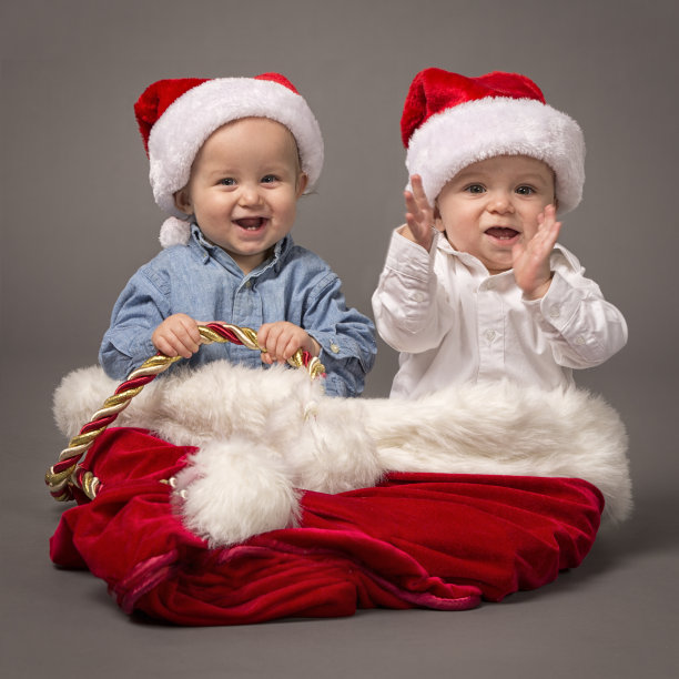 幼儿坐在圣诞老人的袋子里图片下载