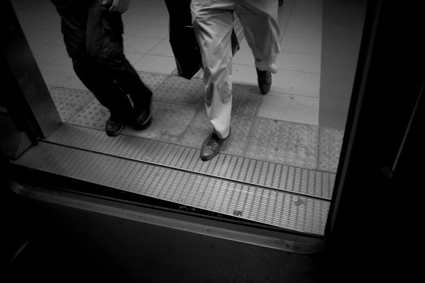 地铁要迈出一步图片下载