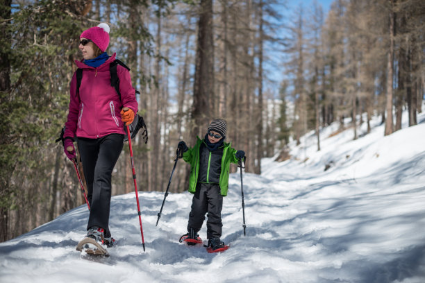 母亲和儿子雪鞋图片下载