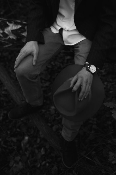 年轻人坐在图片下载