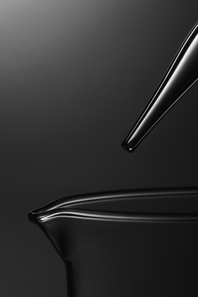 深色吸管和烧杯图片下载