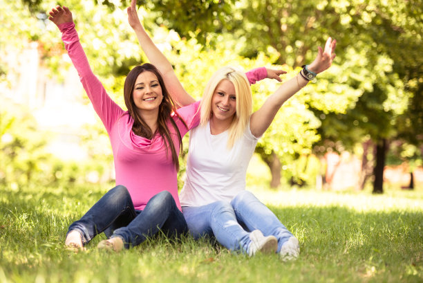 幸福朋友在公园里图片下载