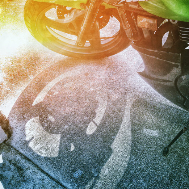 摩托车轮子和影子图片下载