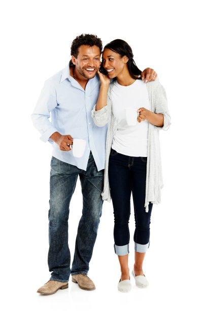 幸福的非洲夫妇在电话里和朋友聊天图片下载