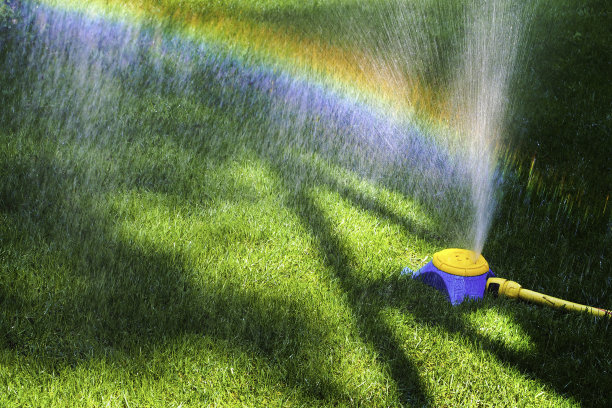 洒水喷头和彩虹图片下载