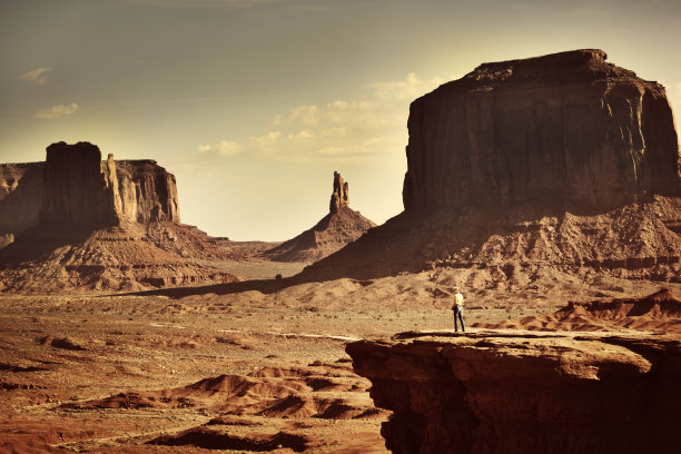 游客在纪念碑谷部落公园亚利桑那水平图片下载