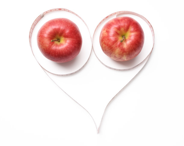 心形的卷尺和两个红苹果图片下载