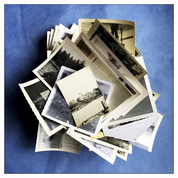 蓝色背景下的一堆旧照片图片下载