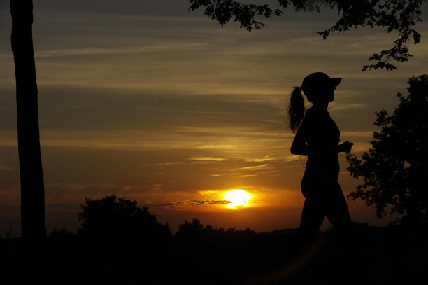 日落时美丽女子的剪影图片下载