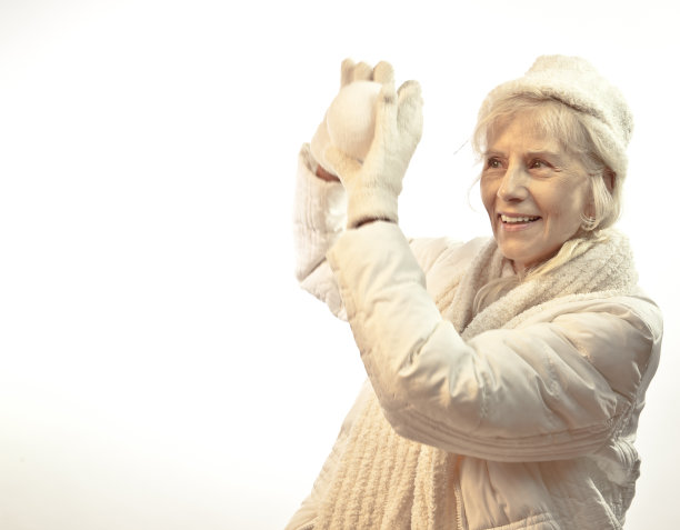 雌性抓雪球图片下载