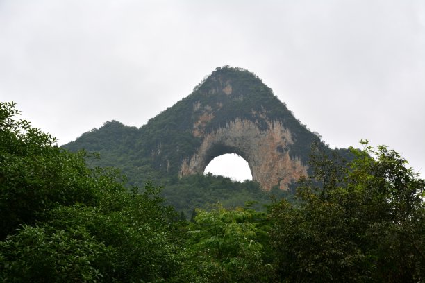广西阳朔月亮山图片下载