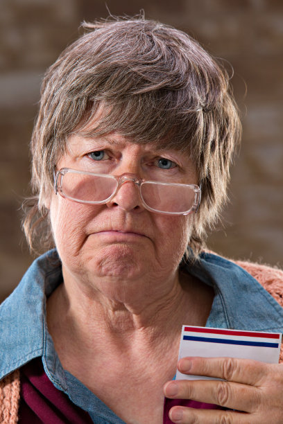 戴眼镜的中年女人图片下载