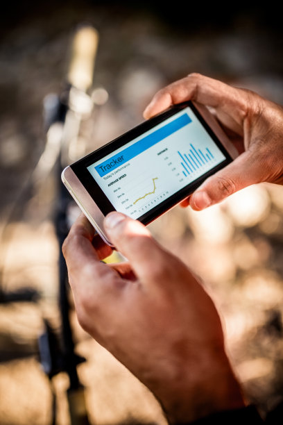 手拿着带有运动追踪应用程序的智能手机图片下载