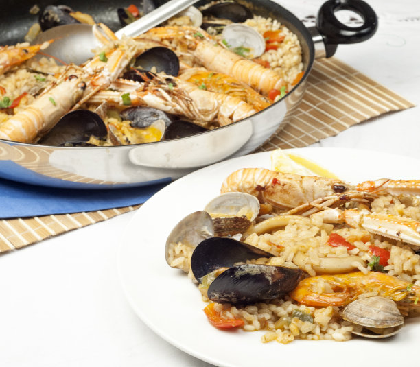 蔬菜和海鲜西班牙肉菜饭图片下载