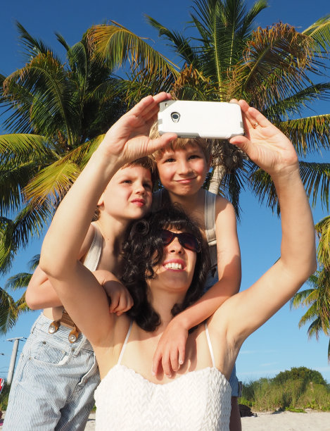 母亲和男孩在自拍图片下载