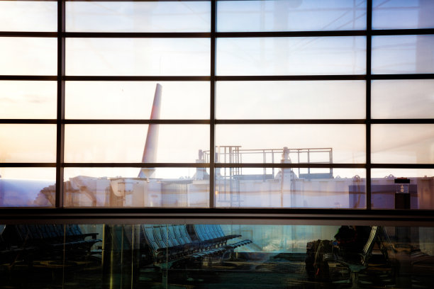 日落时分，机场登机口的玻璃被击中图片下载