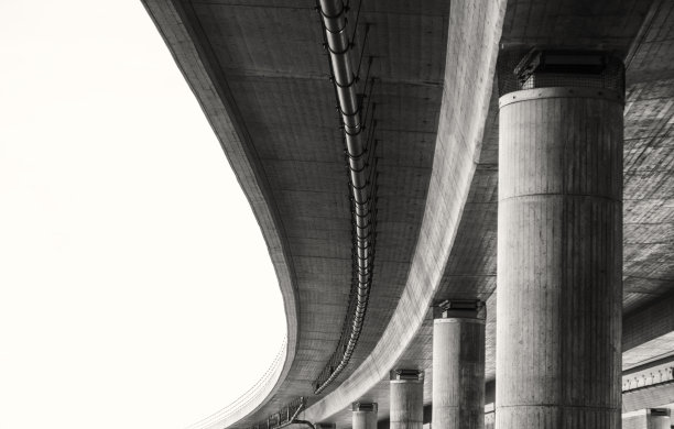 高架道路的底部图片下载