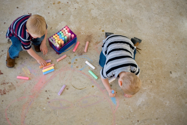 人行道粉笔图片下载