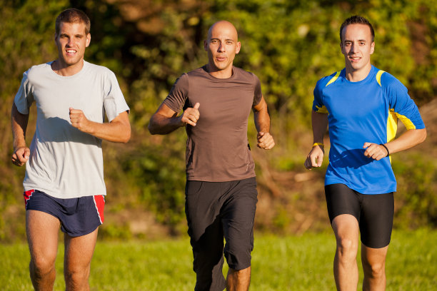 三个男运动员在公园慢跑图片下载