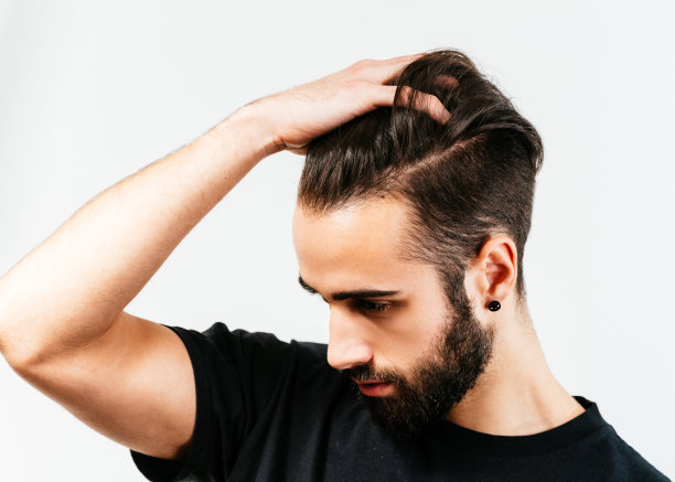 英俊的白人男性肖像与胡子和削弱的发型图片下载