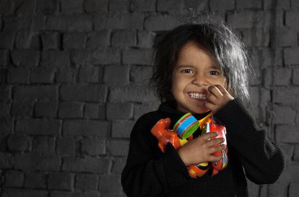 快乐儿童抱玩具景观图片下载