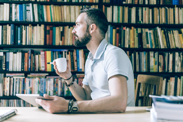 拿着咖啡杯和药片的年轻人图片下载