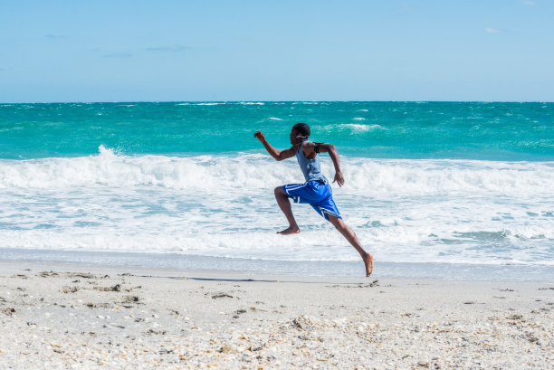 维罗海滩上的奔跑男人图片下载