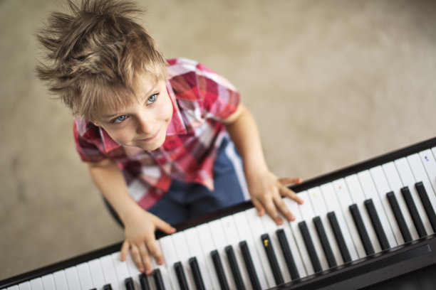 小钢琴家图片下载