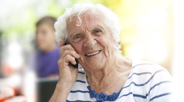 有魅力的资深女性使用手机图片下载