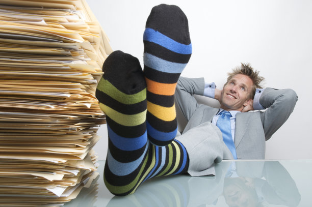 躺在办公桌前的商人正在做梦图片下载