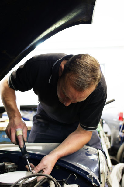 修理发动机的机械师图片下载