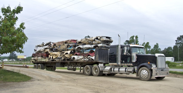 废汽车在平板上图片下载