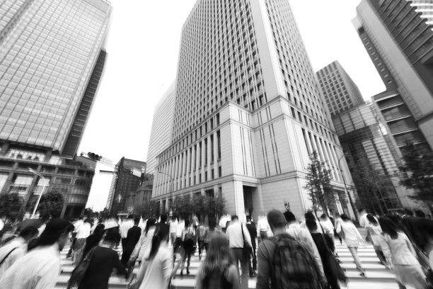 城市通勤者向办公大楼模糊运动图片下载