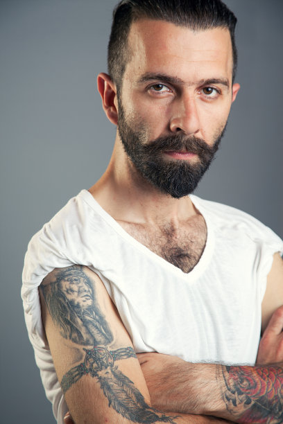 胡须浓密的年轻人图片下载