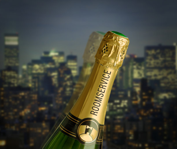 香槟客房服务与城市背景图片下载