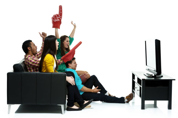 一群朋友在看电视图片下载