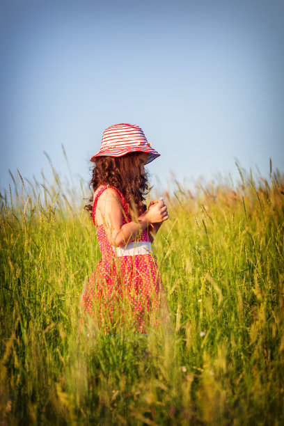 草地上的小女孩图片下载