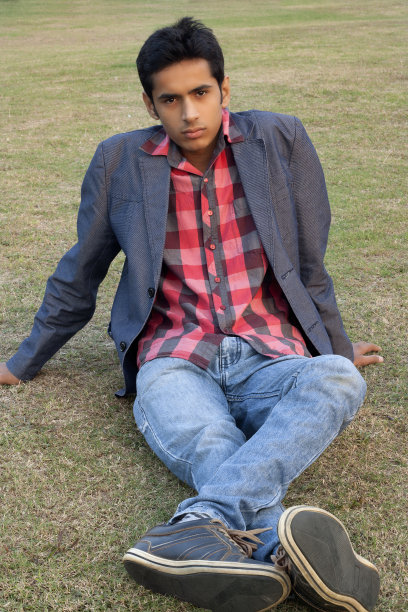 在公园休息的年轻人图片下载