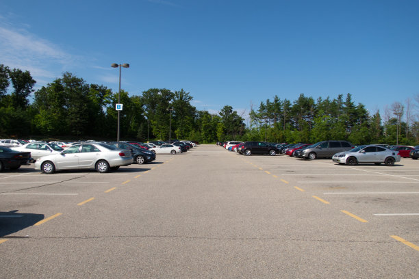 在一个阳光明媚的日子里，停车场里的汽车。图片下载