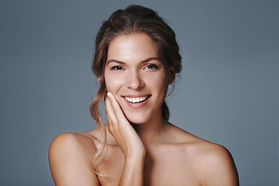 容光焕发的美丽与微笑相得益彰图片下载