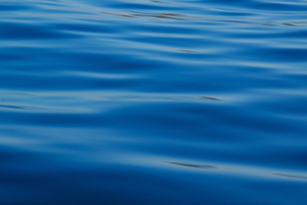 平静的蓝色海洋图片下载