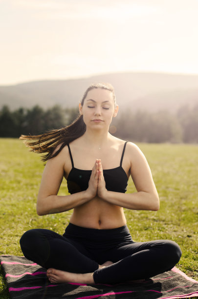 找到她的中心图片下载