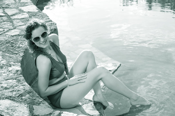 游泳池里的复古女人图片下载