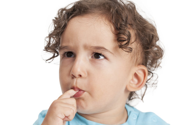 婴儿的手在嘴里图片下载