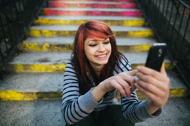 青少年使用手机图片下载