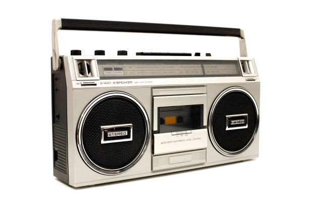 便携式，银色Boom盒子，白色背景图片下载