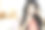 可爱的亚洲年轻女子咬她的指甲和看别处。图片下载
